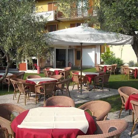 Albergo Navene מלון 2*