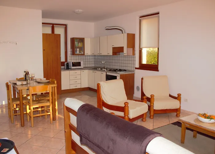 Hotell Albergo Navene Navene