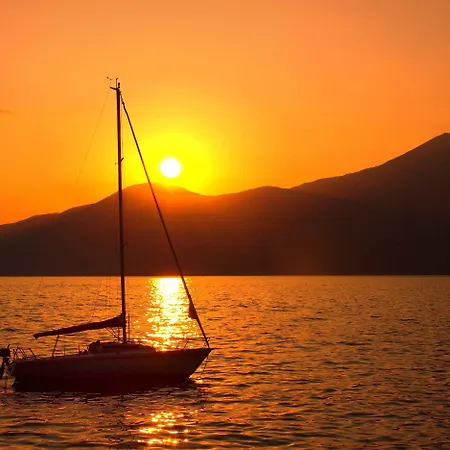 Albergo Navene מלון 2*