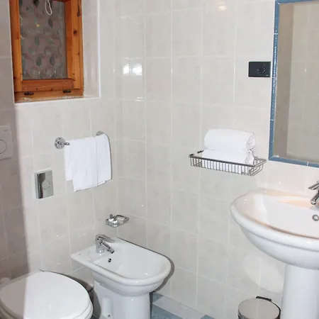 Albergo Navene מלון